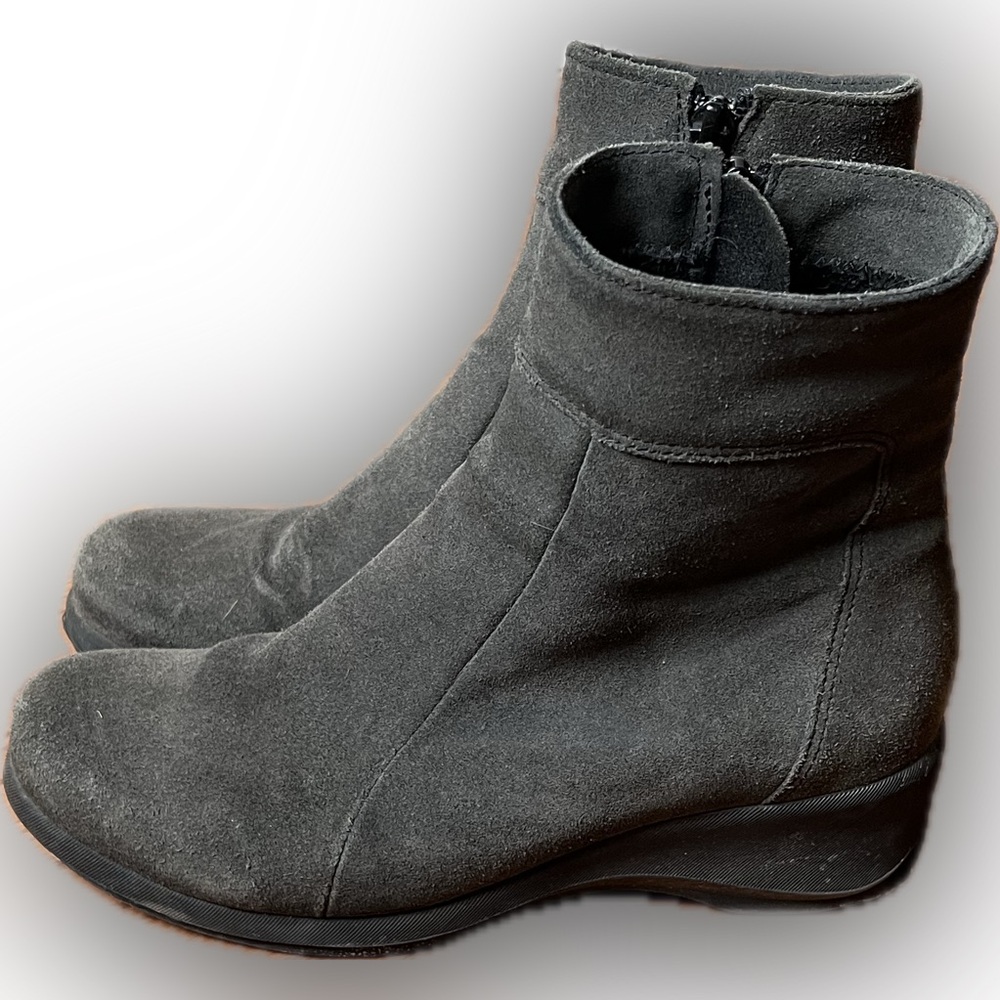 La CANADIENNE Grey Suede Short Winter Boots - insulated and waterproof.